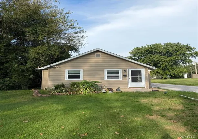 Photo 3 of Single family home for sale at 9806 W Main St, Belleville, IL 62223 | MLS# MIS26059940 | Listing updated on 2026-09-21