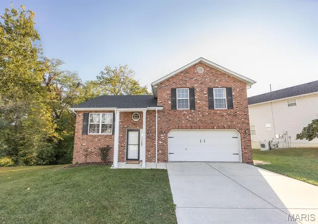 Single family home for sale at 2018 Woodstream Dr, O Fallon, IL 62269 | MLS# MIS26059941