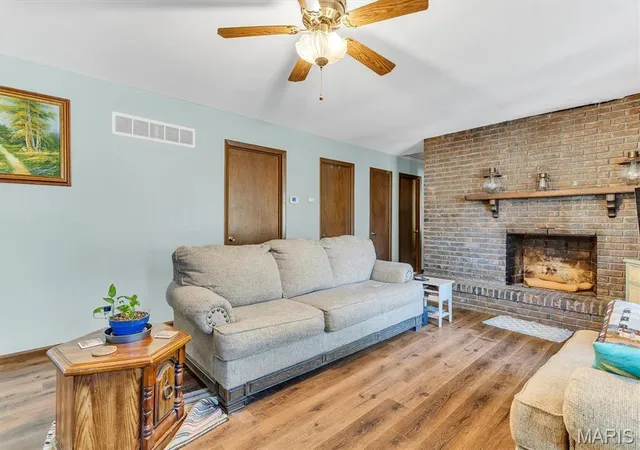 Photo 4 of Sale Pending at 4549 State Rd V, De Soto, MO 63020 | MLS# MIS26059945 | Listing updated on 2026-10-27