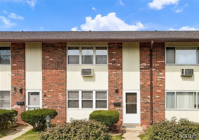 Photo 2 of Townhouse for sale at 7568 Hazelcrest Dr, Hazelwood, MO 63042 | MLS# MIS26059948 | Listing updated on 2026-09-23