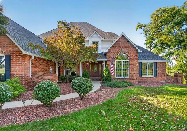 Photo 2 of Single family home for sale at 12 Eagle Lake Dr, Columbia, IL 62236 | MLS# MIS26059952 | Listing updated on 2026-10-23