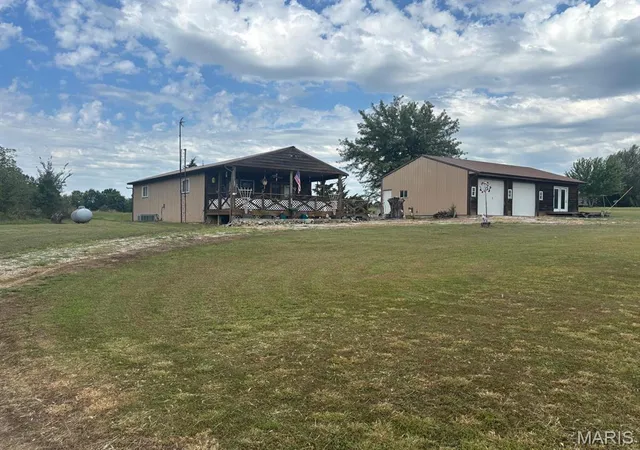 Photo 3 of Single family home for sale at 20475 Monroe 455 Rd, Stoutsville, MO 65283 | MLS# MIS26059953 | Listing updated on 2026-09-25