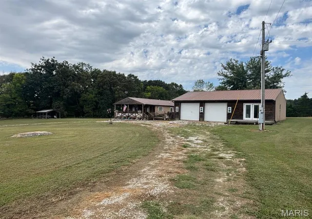 Photo 3 of Single family home for sale at 20475 Monroe 455 Rd, Stoutsville, MO 65283 | MLS# MIS26059953 | Listing updated on 2026-09-25