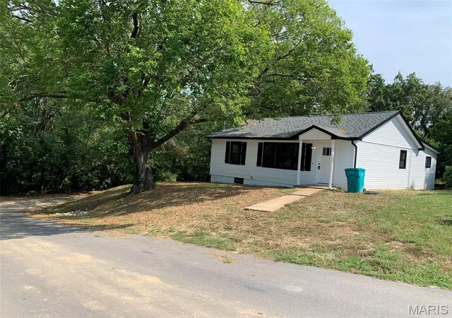 Photo 2 of Single family home for sale at 310 Nashville St, Saint Clair, MO 63077 | MLS# MIS26059956 | Listing updated on 2026-09-24