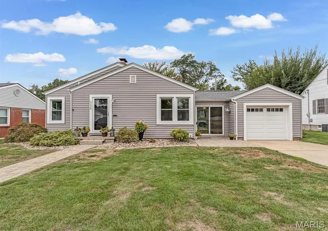 Single family home for sale at 325 W Liberty St, Columbia, IL 62236 | MLS# MIS26059967