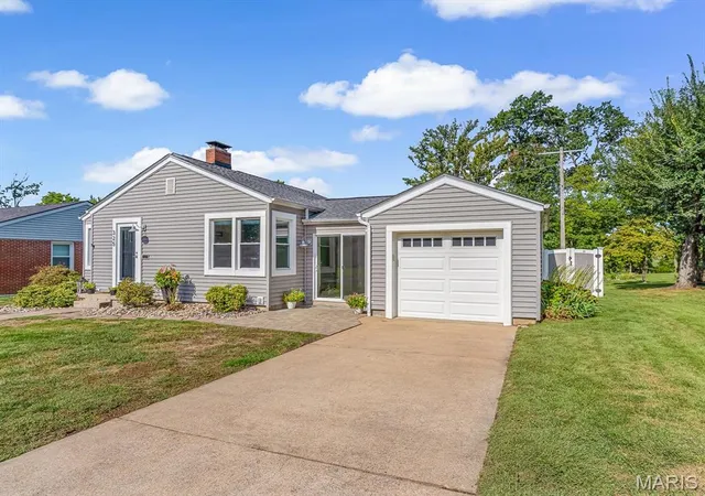 Photo 2 of Single family home for sale at 325 W Liberty St, Columbia, IL 62236 | MLS# MIS26059967 | Listing updated on 2026-09-23