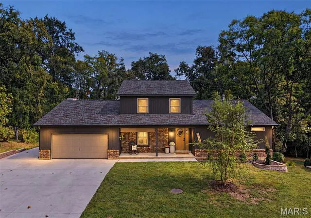 Photo 1 of Sale Pending at 32 Country Ln Ct, Saint Charles, MO 63304 | MLS# MIS26059968 | Listing updated on 2026-10-05