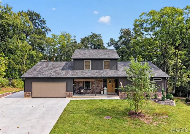 Photo 3 of Sale Pending at 32 Country Ln Ct, Saint Charles, MO 63304 | MLS# MIS26059968 | Listing updated on 2026-10-05