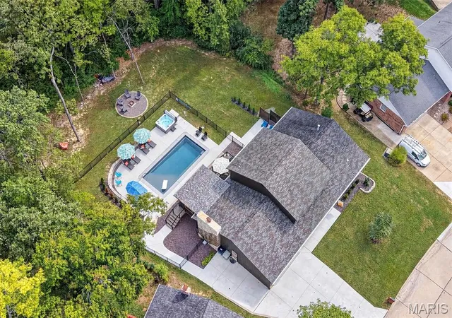 Photo 3 of Sale Pending at 32 Country Ln Ct, Saint Charles, MO 63304 | MLS# MIS26059968 | Listing updated on 2026-10-05