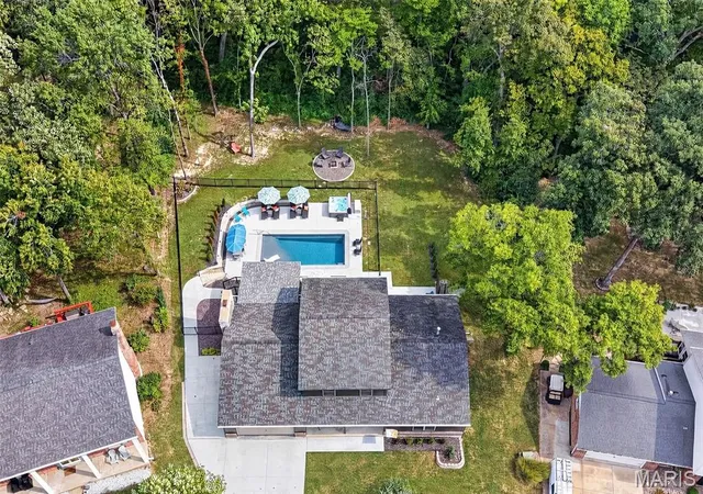Photo 4 of Sale Pending at 32 Country Ln Ct, Saint Charles, MO 63304 | MLS# MIS26059968 | Listing updated on 2026-10-05