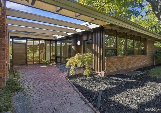 Photo 2 of Single family home for sale at 10 Westwood Country Clb, Saint Louis, MO 63131 | MLS# MIS26059969 | Listing updated on 2026-10-07