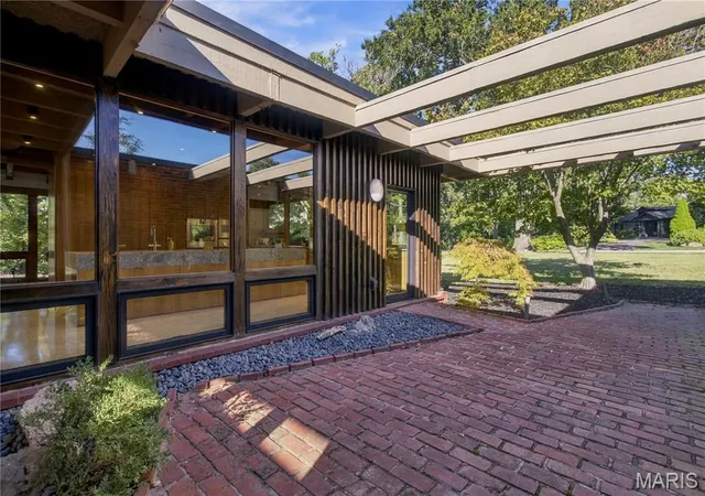 Photo 3 of Single family home for sale at 10 Westwood Country Clb, Saint Louis, MO 63131 | MLS# MIS26059969 | Listing updated on 2026-10-07