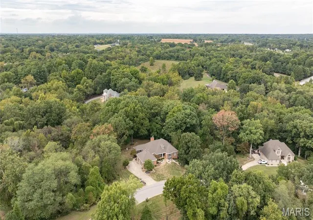 Photo 4 of Single family home for sale at 5212 Richland Woods Dr, Alton, IL 62002 | MLS# MIS26059976 | Listing updated on 2026-10-09