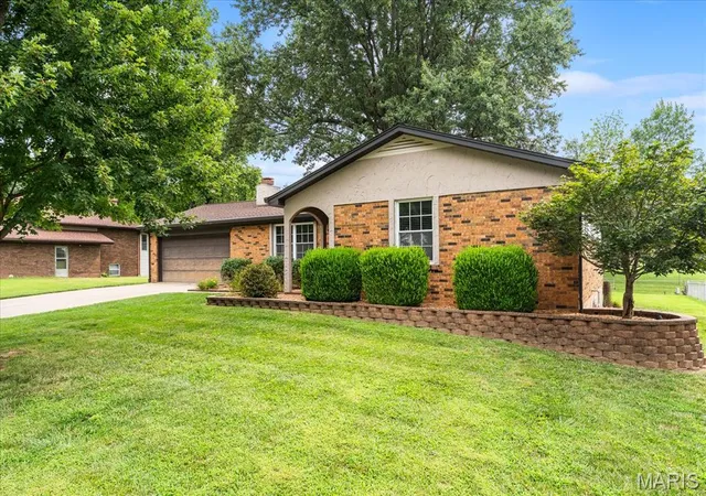 Photo 3 of Single family home for sale at 104 San Mateo Dr, Belleville, IL 62221 | MLS# MIS26060012 | Listing updated on 2026-09-24