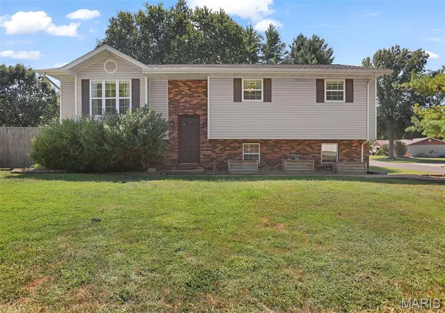 Photo 1 of Single family home for sale at 913 Long Branch Rd, Troy, IL 62294 | MLS# MIS26060013 | Listing updated on 2026-09-20
