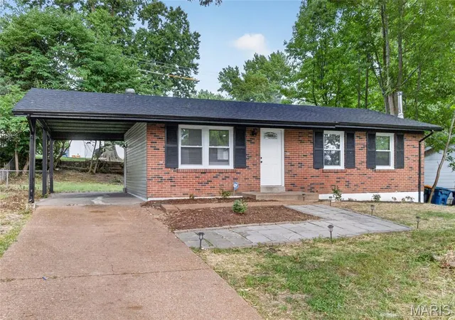Photo 1 of Single family home for sale at 10418 Quaker Dr, Saint Louis, MO 63136 | MLS# MIS26060021 | Listing updated on 2026-09-18
