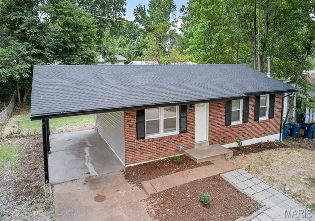 Photo 4 of Single family home for sale at 10418 Quaker Dr, Saint Louis, MO 63136 | MLS# MIS26060021 | Listing updated on 2026-09-18