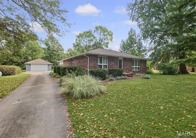 Photo 2 of Single family home for sale at 5831 Redbud Ln, Edwardsville, IL 62025 | MLS# MIS26060022 | Listing updated on 2026-09-19