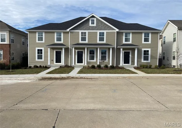 Townhouse for sale at 7121 Trainor Pl #Middle, Saint Louis, MO 63116 | MLS# MIS26060025