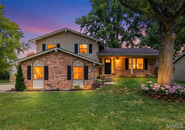 Photo 3 of Single family home for sale at 27 Oak Valley Dr, Saint Peters, MO 63376 | MLS# MIS26060028 | Listing updated on 2026-09-25