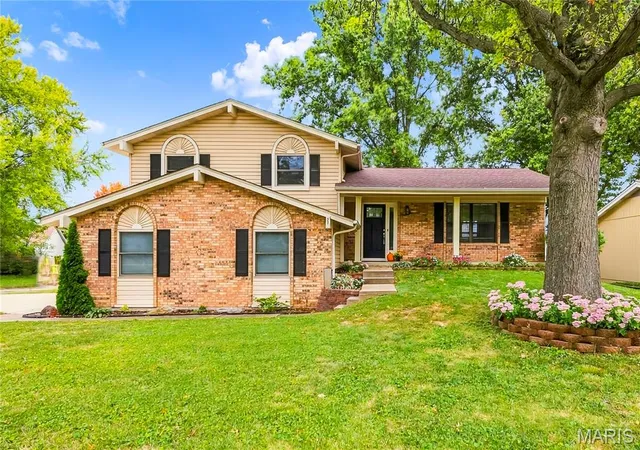 Photo 1 of Single family home for sale at 27 Oak Valley Dr, Saint Peters, MO 63376 | MLS# MIS26060028 | Listing updated on 2026-09-25