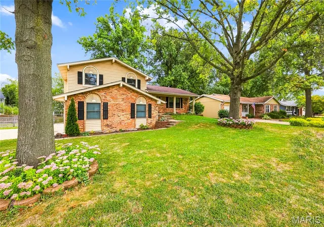 Photo 3 of Single family home for sale at 27 Oak Valley Dr, Saint Peters, MO 63376 | MLS# MIS26060028 | Listing updated on 2026-09-25