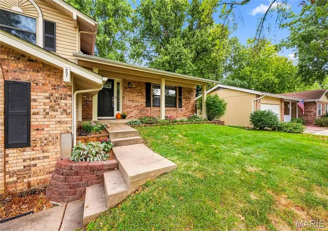 Photo 4 of Single family home for sale at 27 Oak Valley Dr, Saint Peters, MO 63376 | MLS# MIS26060028 | Listing updated on 2026-09-25