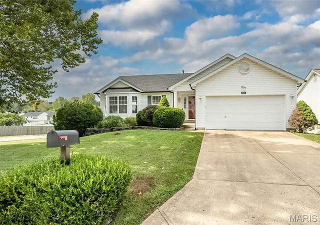 Photo 2 of Sale Pending at 204 Pebble Crk Ct, Imperial, MO 63052 | MLS# MIS26060032 | Listing updated on 2026-10-06