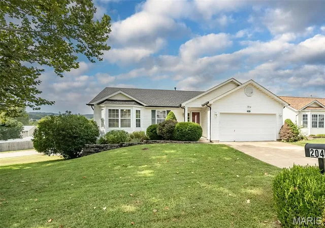 Photo 3 of Sale Pending at 204 Pebble Crk Ct, Imperial, MO 63052 | MLS# MIS26060032 | Listing updated on 2026-10-06