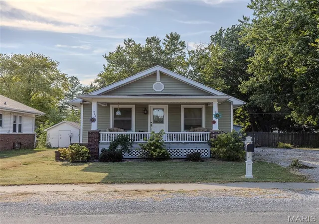 Photo 2 of Single family home for sale at 220 Minton St, Carlinville, IL 62626 | MLS# MIS26060038 | Listing updated on 2026-09-19