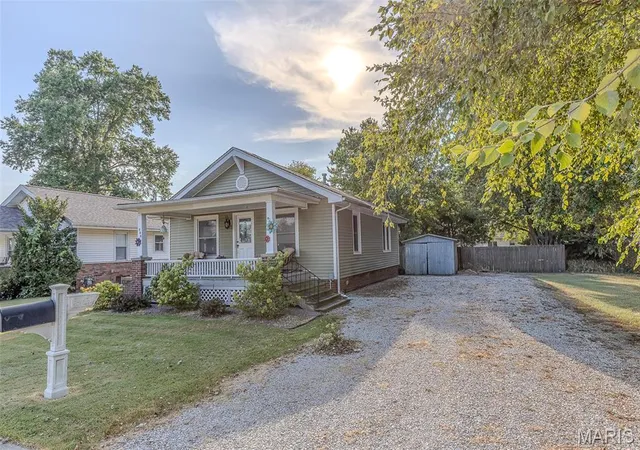 Photo 3 of Single family home for sale at 220 Minton St, Carlinville, IL 62626 | MLS# MIS26060038 | Listing updated on 2026-09-19