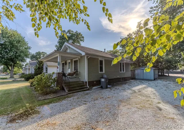Photo 3 of Single family home for sale at 220 Minton St, Carlinville, IL 62626 | MLS# MIS26060038 | Listing updated on 2026-09-19