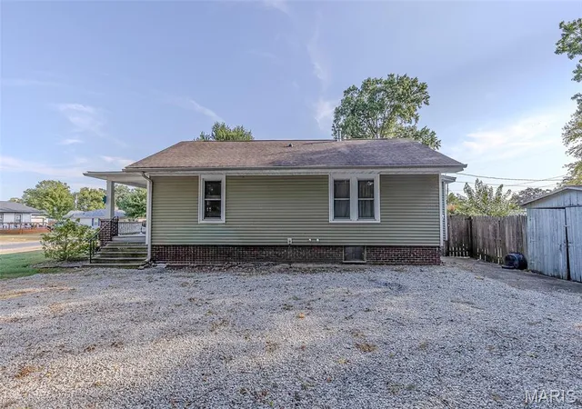 Photo 4 of Single family home for sale at 220 Minton St, Carlinville, IL 62626 | MLS# MIS26060038 | Listing updated on 2026-09-19