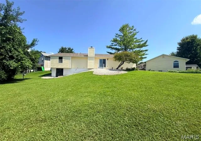 Photo 4 of Single family home for sale at 1068 Apricot Dr, Saint Charles, MO 63301 | MLS# MIS26060043 | Listing updated on 2026-09-20