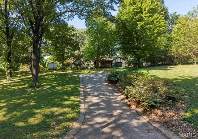 Photo 2 of Single family home for sale at 433 Day Dr, Saint Louis, MO 63135 | MLS# MIS26060046 | Listing updated on 2026-09-18