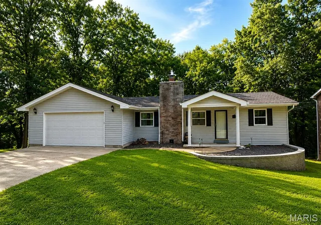 Photo 1 of Sale Pending at 24 Glenwood Dr, Fenton, MO 63026 | MLS# MIS26060057 | Listing updated on 2026-09-28