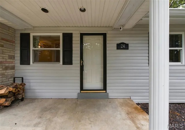 Photo 3 of Sale Pending at 24 Glenwood Dr, Fenton, MO 63026 | MLS# MIS26060057 | Listing updated on 2026-09-28