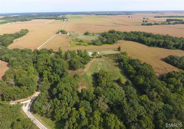 Photo 2 of Single family home for sale at 21512 Richey Holw Rd, Jerseyville, IL 62052 | MLS# MIS26060065 | Listing updated on 2026-09-22