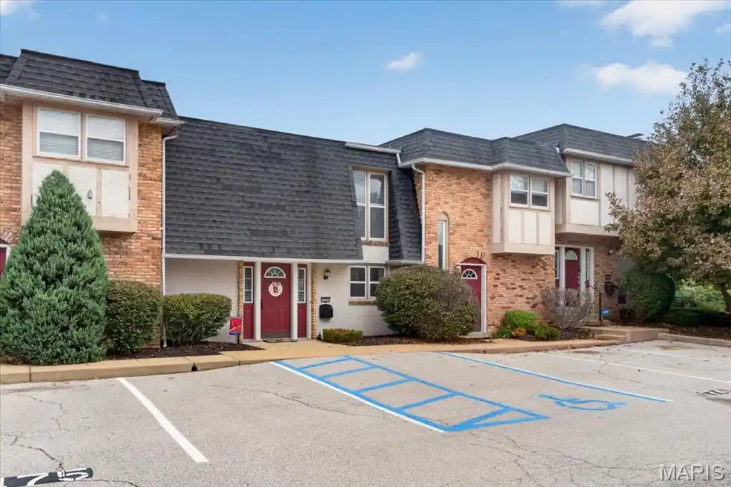 Listing Photo 2 - Condo for sale in 12861 Town And Four Dr located at 12861 Town And Four Dr, Saint Louis, MO 63141 - Unit #12861