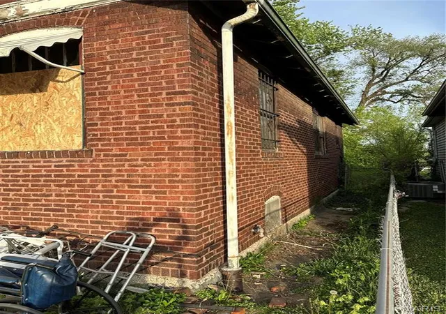 Photo 3 of Single family home for sale at 809 N 23 Road, East Saint Louis, IL 62205 | MLS# MIS26060107 | Listing updated on 2026-09-19