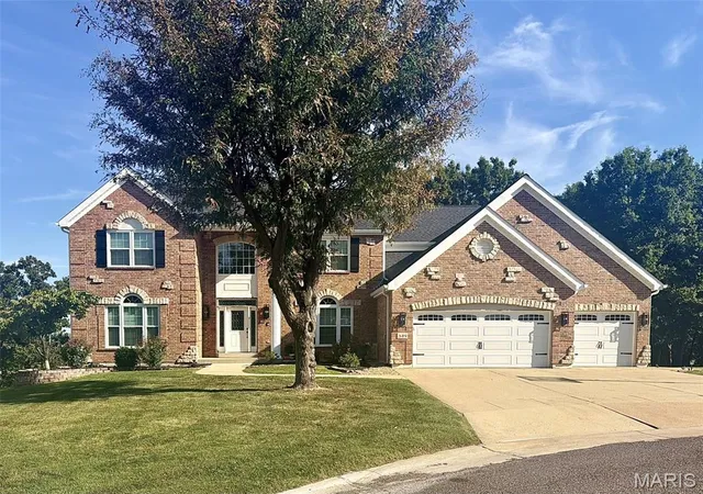 Photo 1 of Sale Pending at 349 Greycliff Blf Dr, Saint Louis, MO 63129 | MLS# MIS26060114 | Listing updated on 2026-09-28