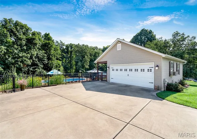 Photo 2 of Single family home for sale at 175 Southview Dr, Troy, MO 63379 | MLS# MIS26060120 | Listing updated on 2026-10-13