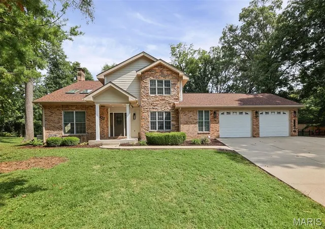 Photo 1 of Single family home for sale at 302 John Henry St, Belleville, IL 62220 | MLS# MIS26060132 | Listing updated on 2026-09-25