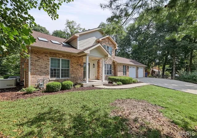 Photo 2 of Single family home for sale at 302 John Henry St, Belleville, IL 62220 | MLS# MIS26060132 | Listing updated on 2026-09-25
