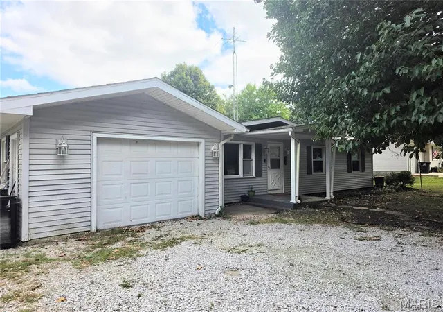 Photo 3 of Single family home for sale at 661 Parkside St, Hillsboro, IL 62049 | MLS# MIS26060151 | Listing updated on 2026-10-03