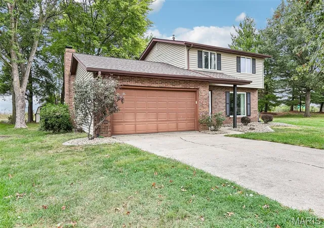 Photo 2 of Single family home for sale at 131 N 13th Street, Breese, IL 62230 | MLS# MIS26060153 | Listing updated on 2026-10-12