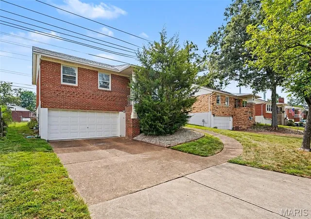 Photo 2 of Sale Pending at 9104 Lemona Dr, Saint Louis, MO 63123 | MLS# MIS26060155 | Listing updated on 2026-09-21