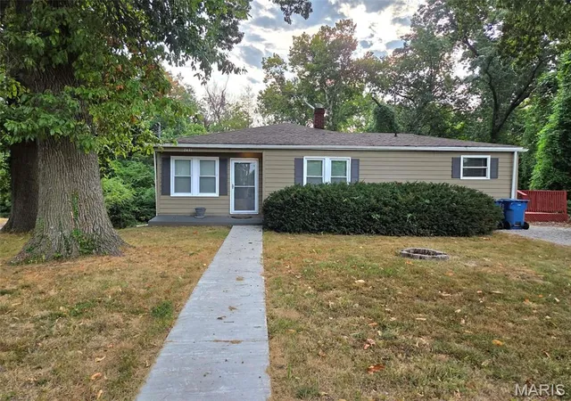 Single family home for sale at 2431 N Henry St, Alton, IL 62002 | MLS# MIS26060156