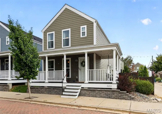Photo 3 of Single family home for sale at 3213 Camp St, Saint Charles, MO 63301 | MLS# MIS26060171 | Listing updated on 2026-09-25