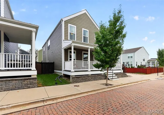 Photo 3 of Single family home for sale at 3213 Camp St, Saint Charles, MO 63301 | MLS# MIS26060171 | Listing updated on 2026-09-25
